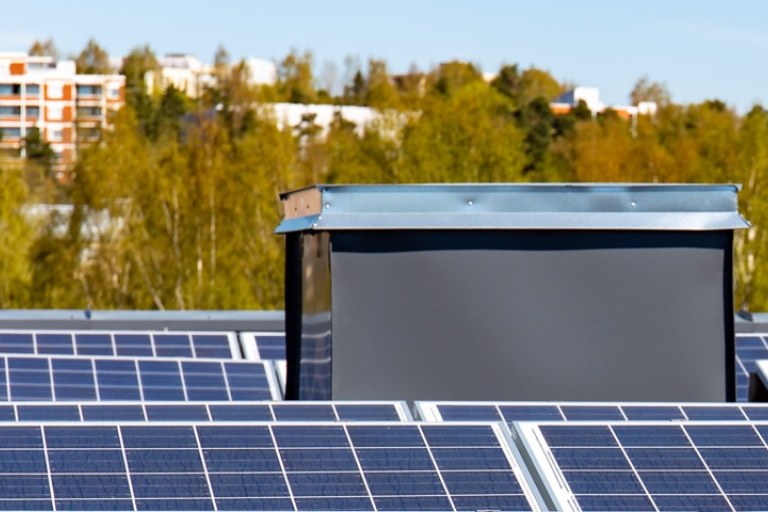 Virtaa omalta katolta – aurinkopaneeliopas taloyhtiöille